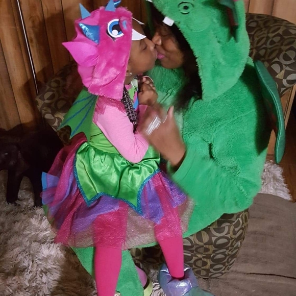 Meet your Posher’s Chiquita & Michael Womic❤️❤️ - Picture 16 of 16